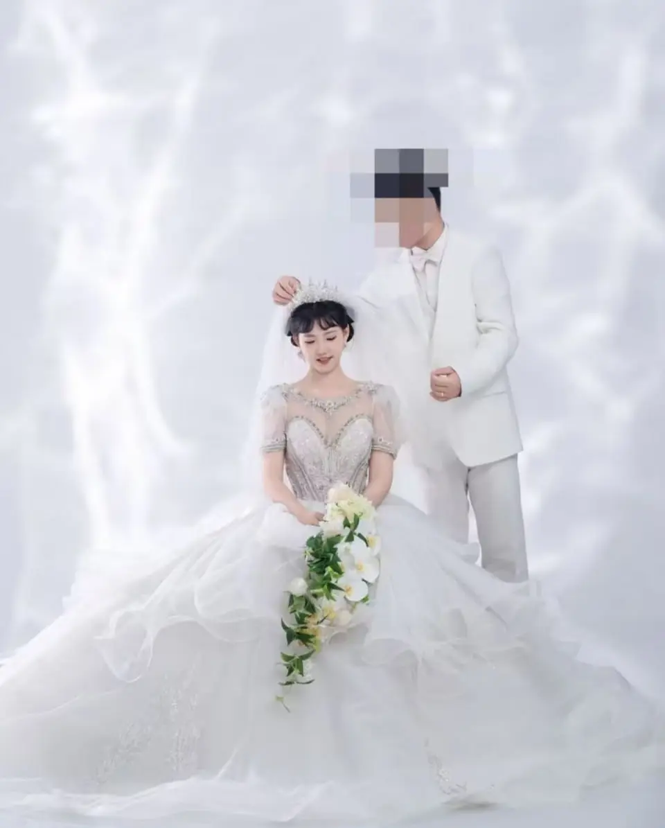 西安淫娃要结婚了的反差婊拿着老公东西给炮友献媚