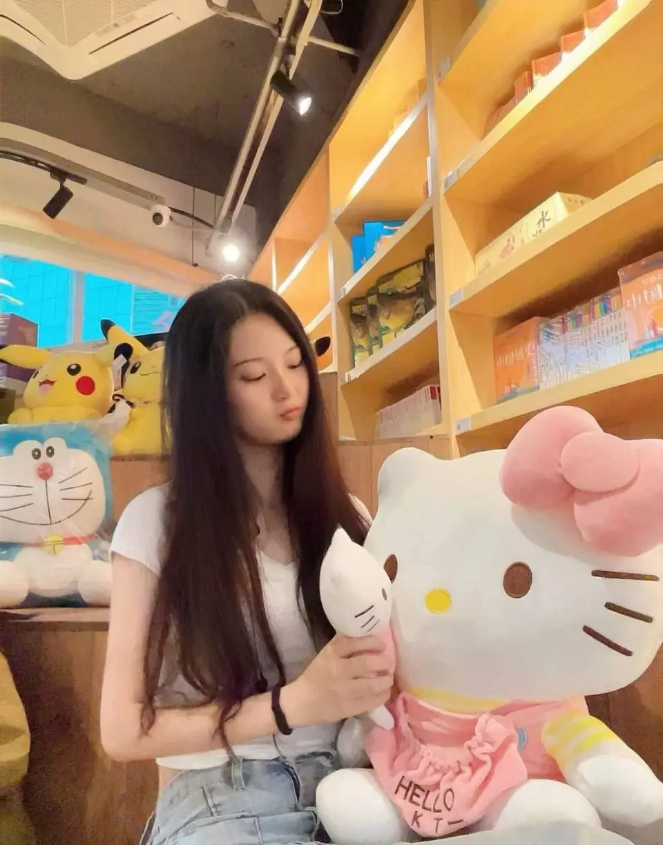 西南医科大学05年的学生妹，手机破损拿去维修，结果相册里面的约炮的照片和视频被扒个精光