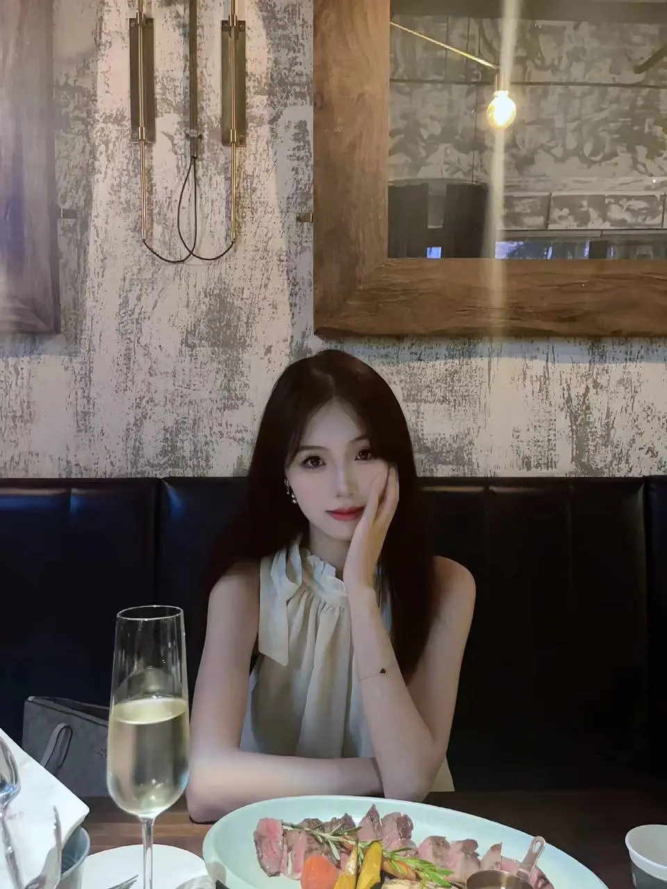 极品颜值的护士妹妹上厕所尿尿被偷拍泄密到网上