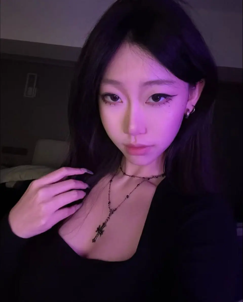 00后纹身妹子 套狗链调教M属性爆棚痴迷多人运动