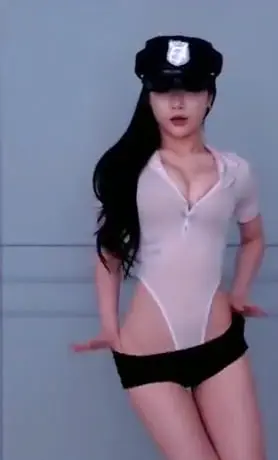 警帽小骚货翘臀扭😈🍑