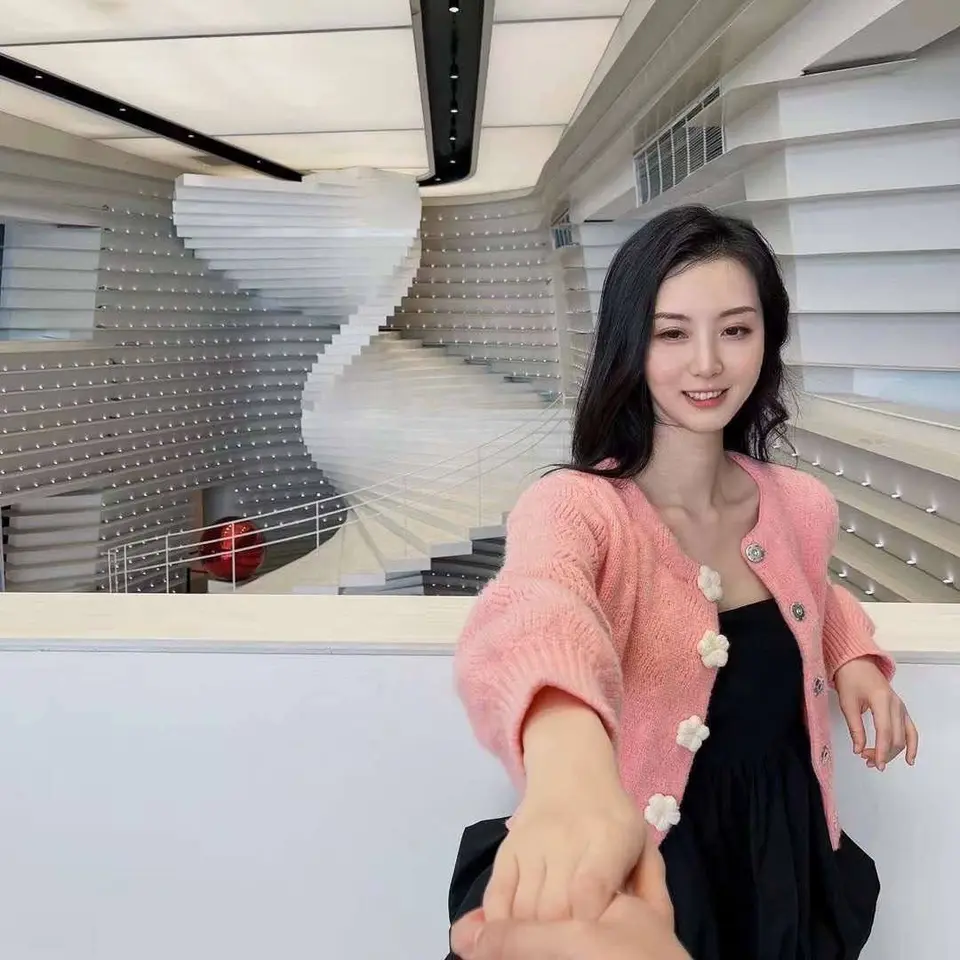 清纯可爱眼镜妹跟反差
