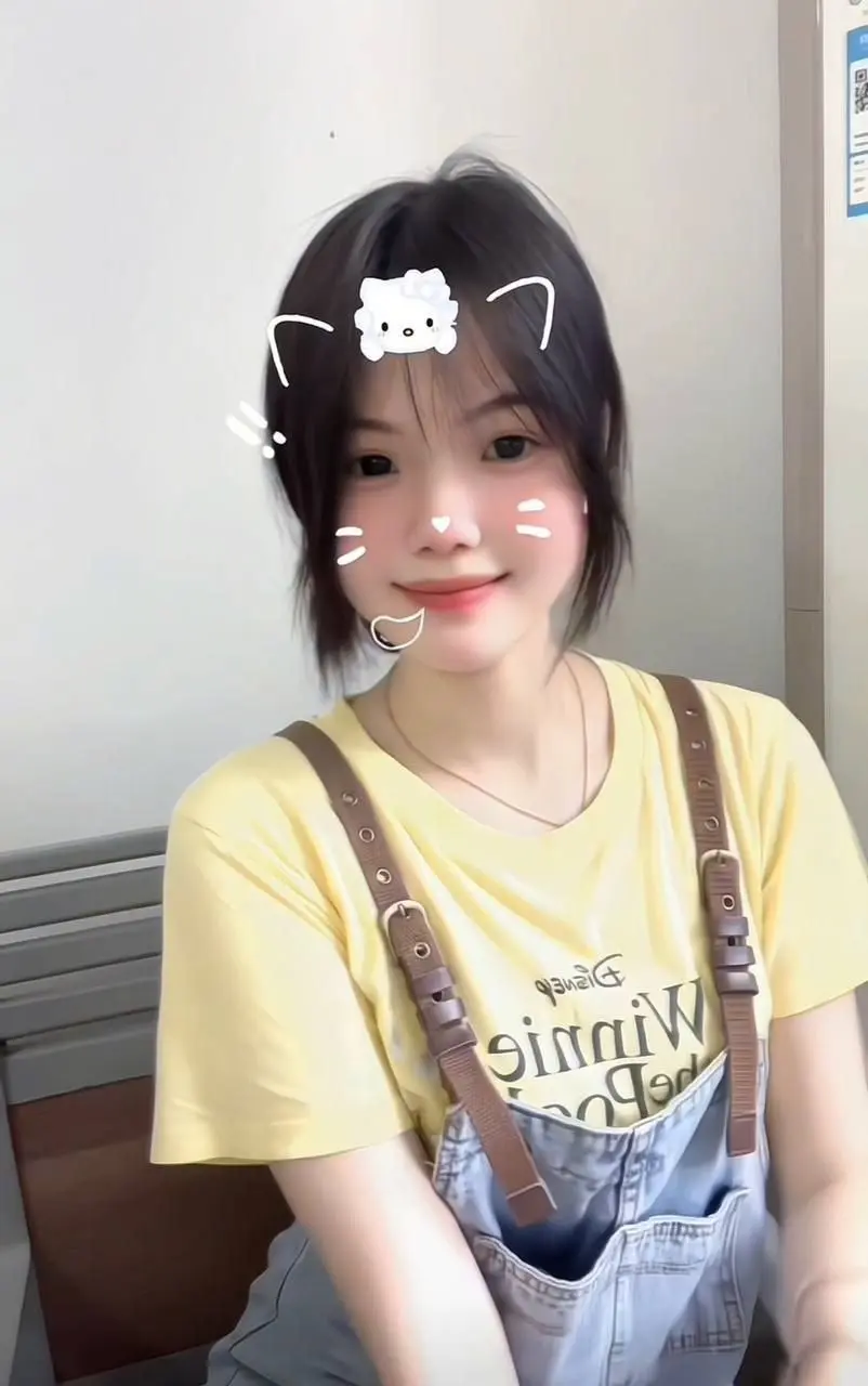 超可爱的一小小只少女，皮肤白皙 白虎超粉嫩白里透红的小穴 被渣男PUA无套给内射了