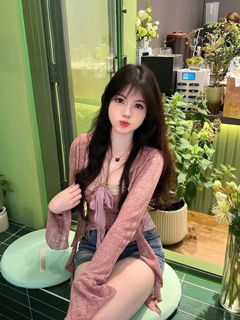 超可爱的一小小只少女，皮肤白皙 白虎超粉嫩白里透红的小穴 被渣男PUA无套给内射了