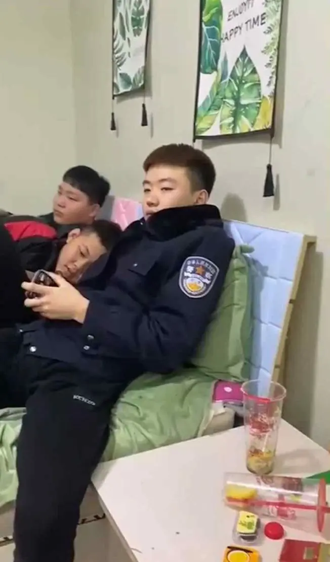 校园霸凌--熊孩子弄了套假制服冒充CJ给女友出头一起强迫女同学把衣服脱光在身上写个发