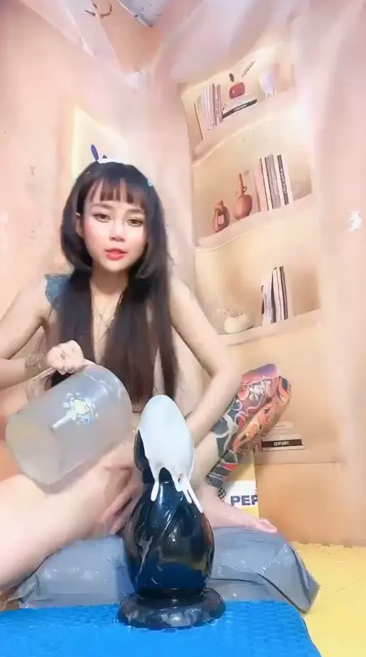 纹身贱货翘臀骑假屌牛奶灌穴