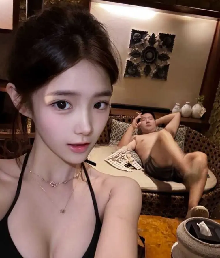 07年反差拜金女 网上炫耀与爹系男友恋爱日常 不料却被扒出卖逼视频 富哥秒变绿龟男！