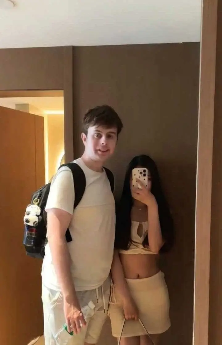 四川95后美女 Ami 疯狂倒贴英国穷男友Tom 秀恩爱送名牌包养 反被Tom推特配文炫耀倒贴 亚洲