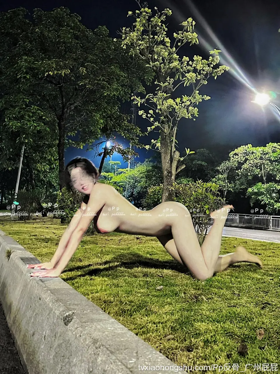 好兴奋~你也想一起骑在绿化带上