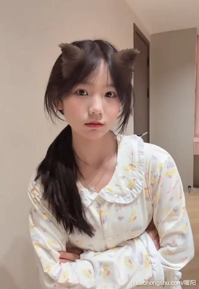 抖音百万粉甜系少女网红跟表弟的床上视频流出~