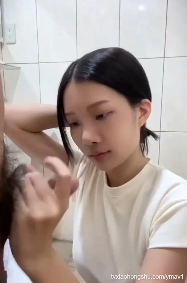 口交专场神仙颜值小姐姐厕所埋头吃鸡口爆吞精