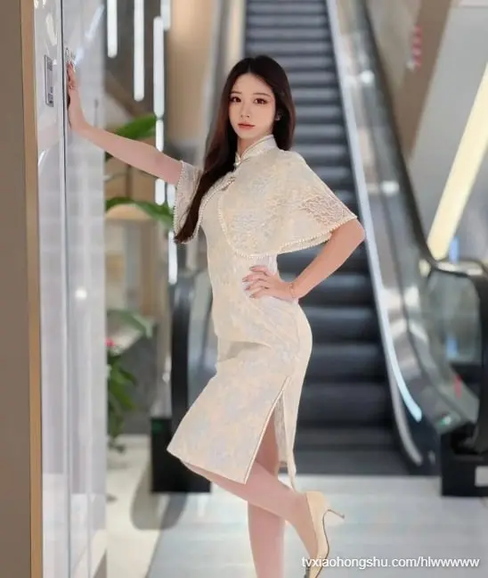 大三空乘校花女神暑假彻底放飞 酒店约炮金主深喉口技后被大屌猛操到浪叫失神!