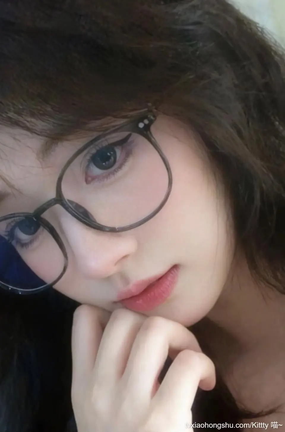 眼镜妹~吐舌头~
