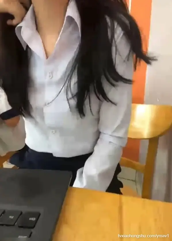 反差学生母狗被男友远程跳弹遥控在瑞幸多人面前高潮喷尿