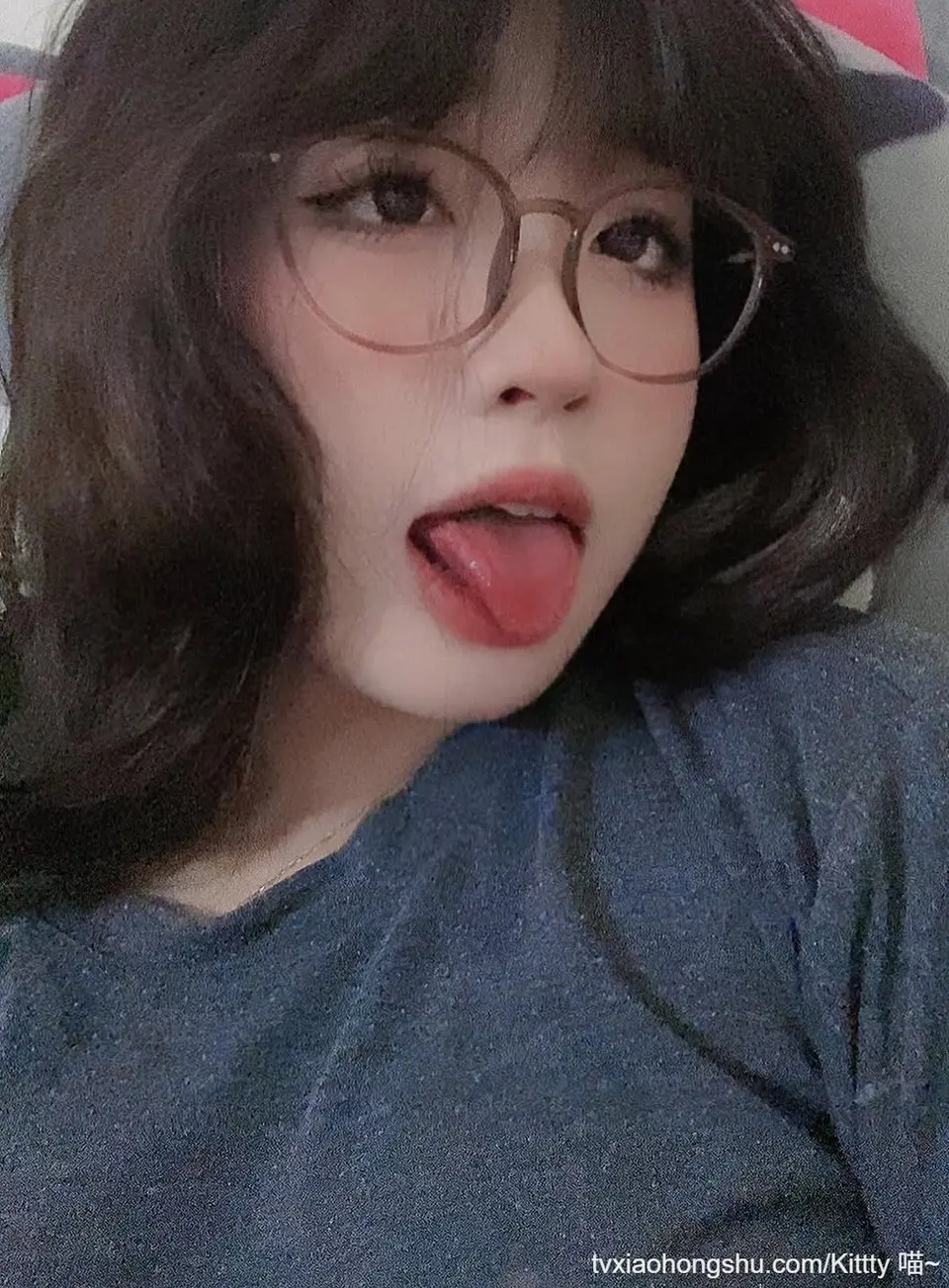 眼镜妹~吐舌头~