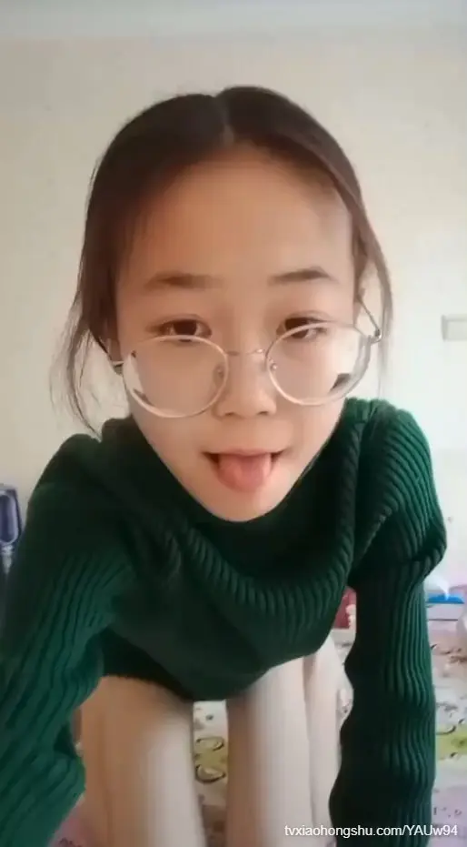 极品粉嫩萝莉 骚萝莉对着镜头摸逼