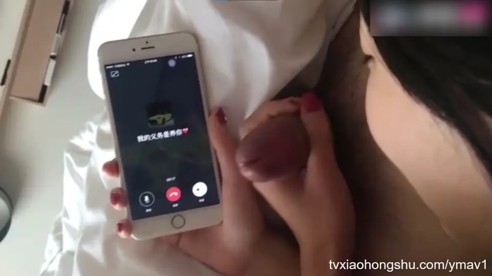 反差母狗边打电话边做爱 让男友听自己淫叫