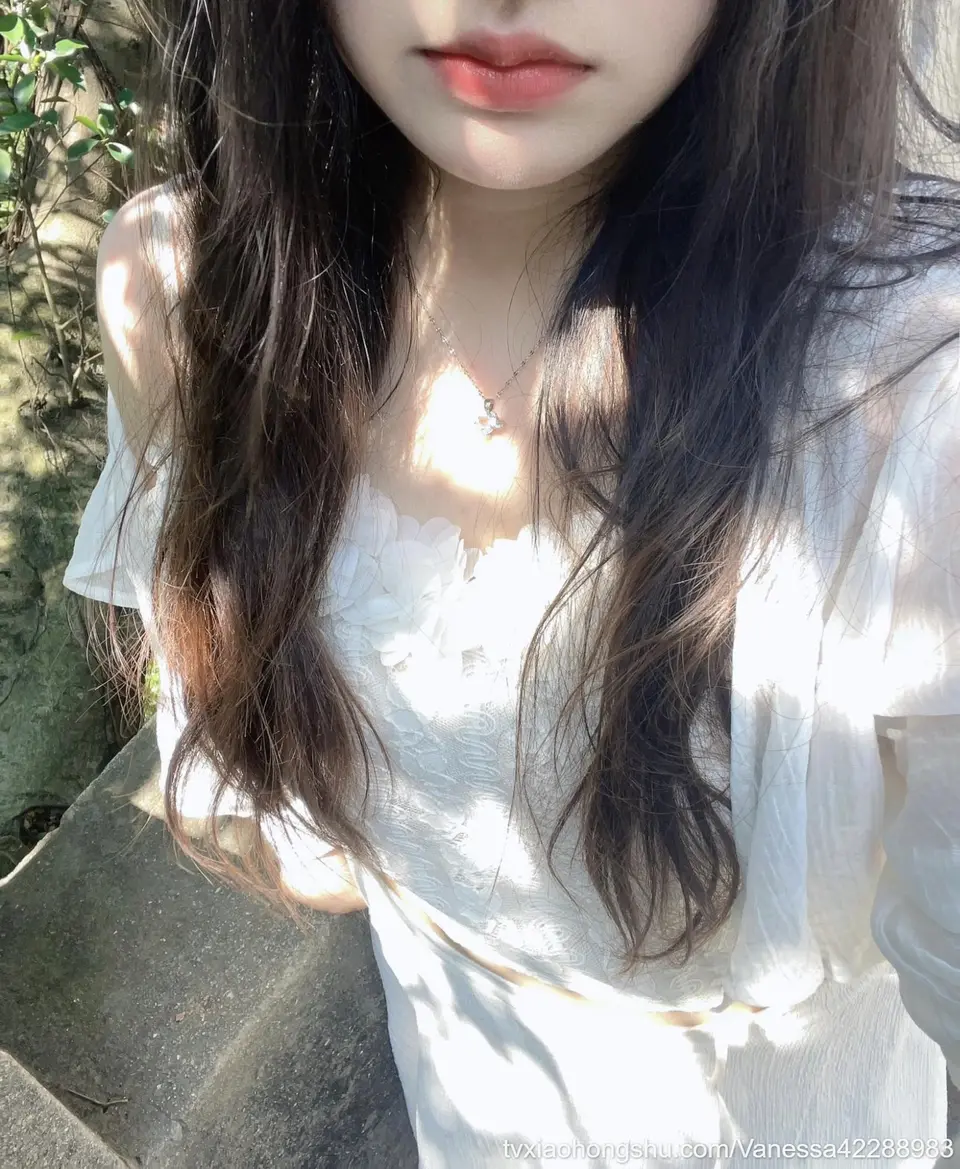白色最爱的裙子加上性感嘴唇的我  成了！