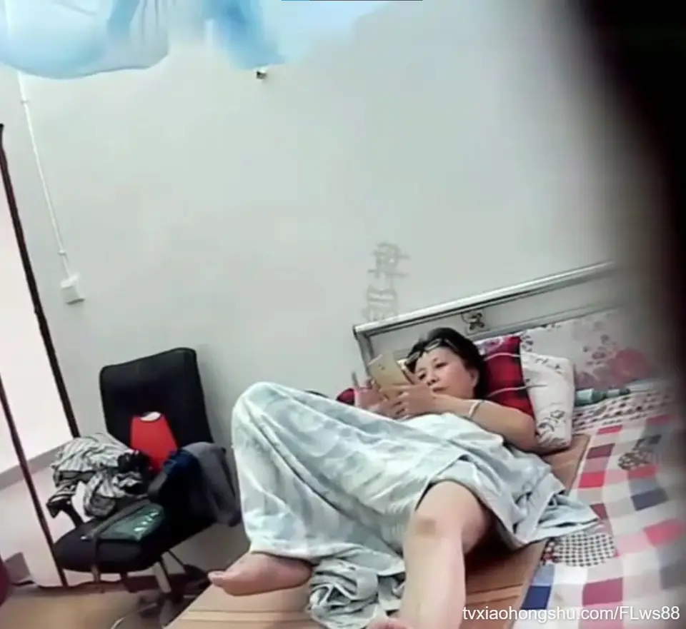 监控母子乱伦，儿子探望寡妇老妈，对白清晰