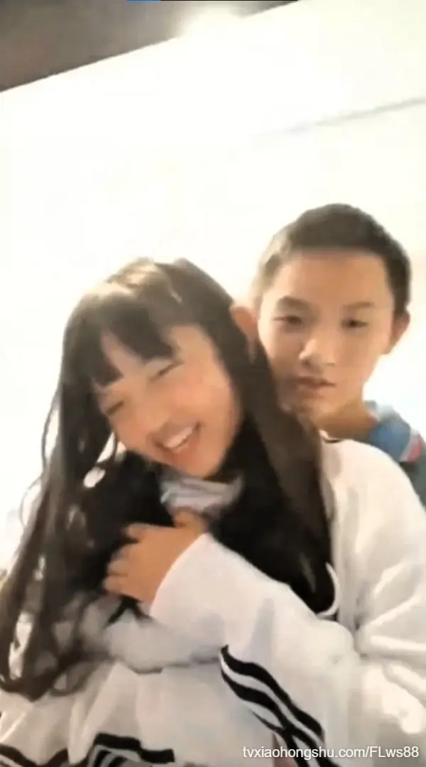 【乱伦精选】爸妈不在家不顾血缘只为探索！