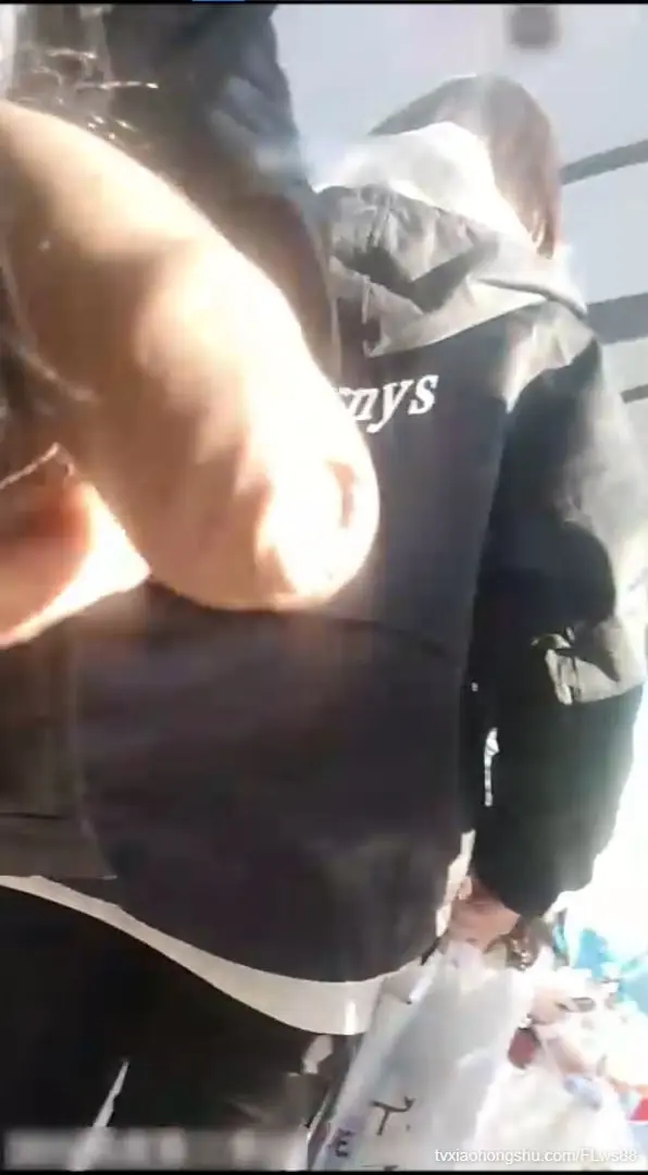 户外遛鸟引美女围观，顶臀喷射惊艳闺蜜群，激情瞬间引爆欲望