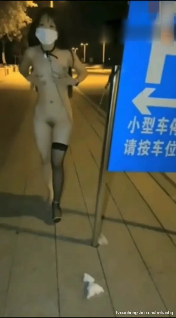 『推特网红露出泄密』旗袍萝莉户外鞭打口交后入，淫水流一地
