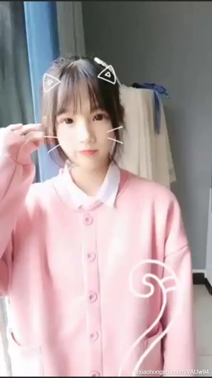 粉嫩小穴毛还没长齐就会阴蒂自慰，菊花舒服的一直抖动