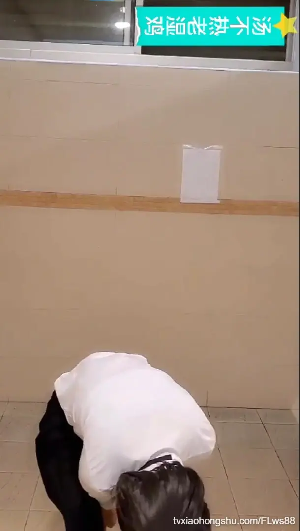 JK少女深夜公厕露出调教 可乐灌肠 加入曼妥思 直接炸了！太刺激了！
