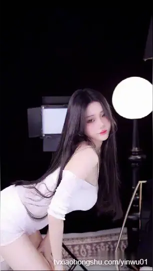 主播温若柠，白色露肩热裤翘臀诱惑！