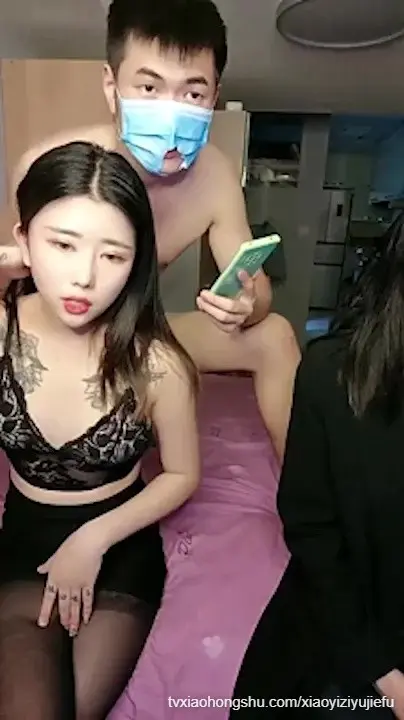 胸前玫瑰纹身无毛骚女小姨子和姐夫激情大战姐姐旁边观战