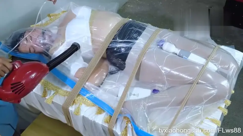 窒息真空透明袋调教不断颤抖却被死死捂住用尽全身力气表达痛苦