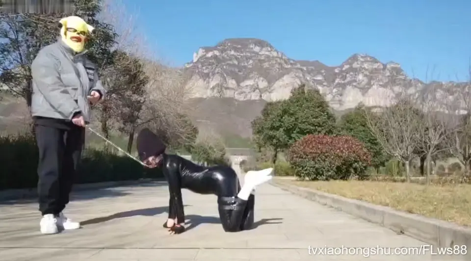 玩的真变态！刚认主的小母狗直接拉到户外进行冬训
