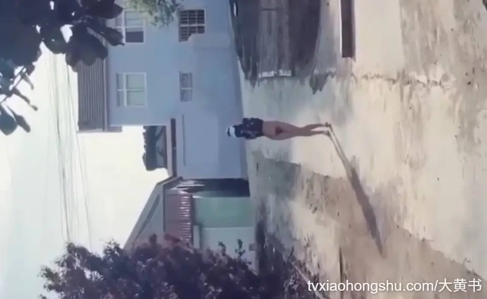 户外露出 网红嫩妹美小七身材苗条美腿美臀