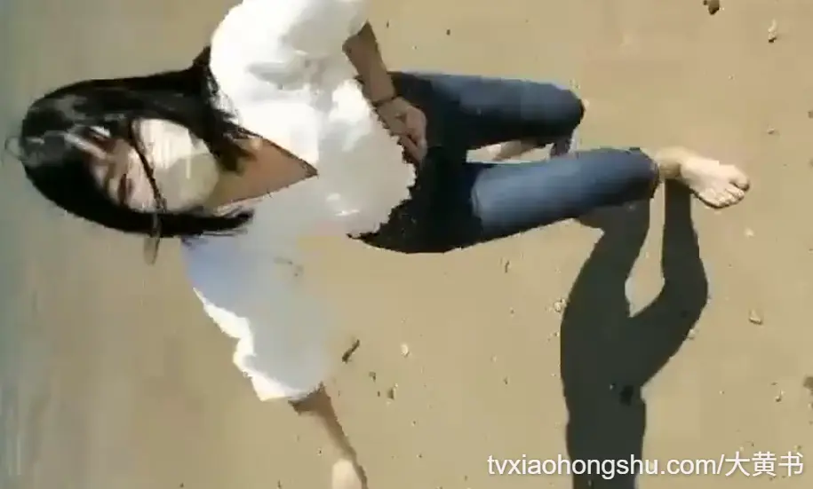 沙滩边露出尿尿，找了个没人的地方口交