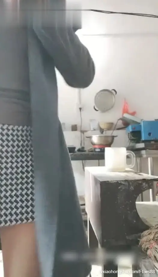 发骚网红直播主【 燕姐 】下乡勾引村里独居色老头给他吃伟哥一起爽到升天