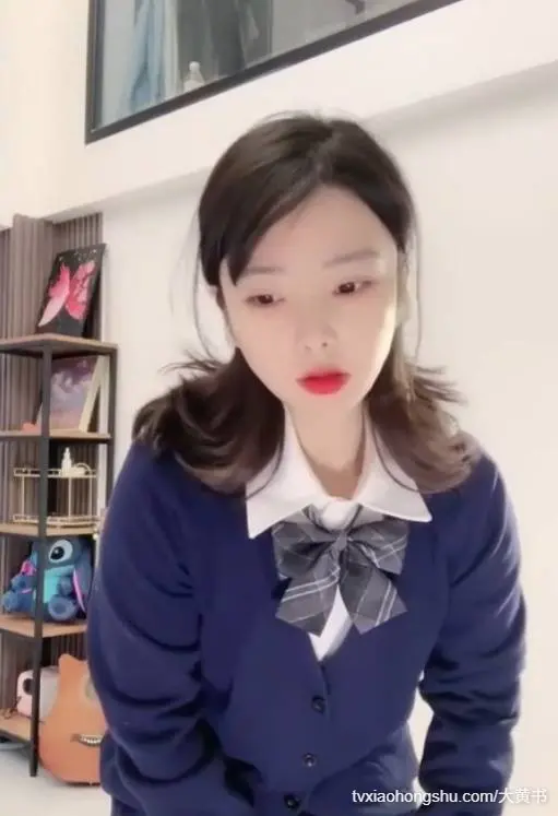 颜值嫩妹 好身材大长腿，大尺度掰逼展示，道具自慰高潮