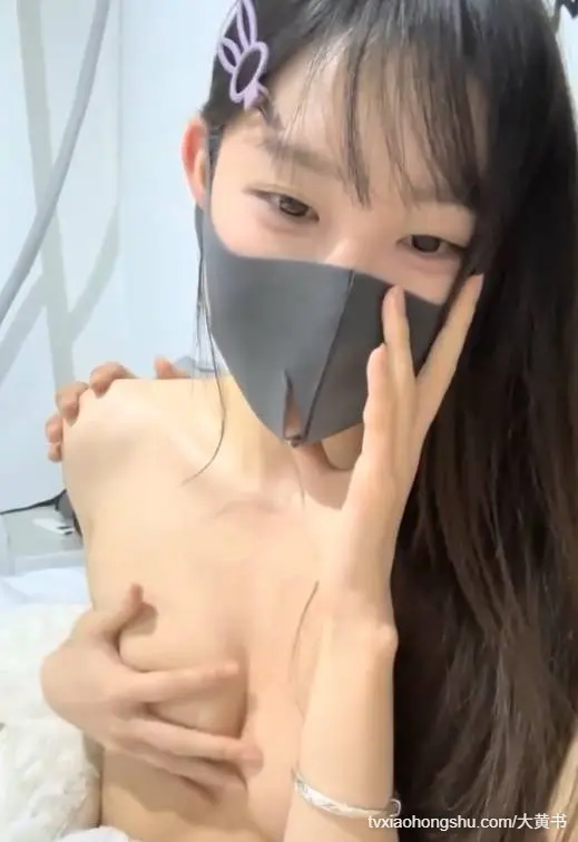 学生嫩妹 JK制服黑丝马油袜学妹与男友直播做爱扣得骚穴狂出淫水