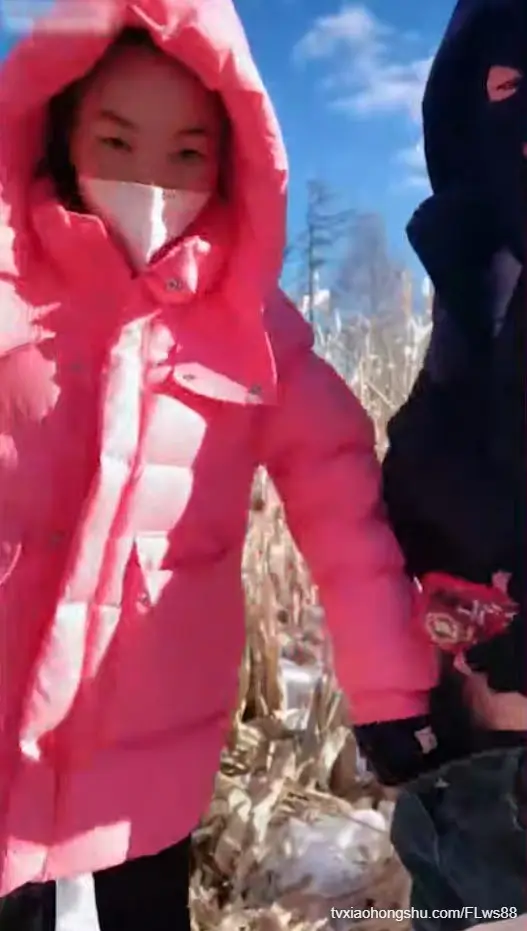 【 皑皑 】白雪蓝天白云少妇在玉米地里激情啪啪！