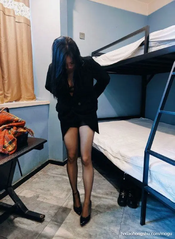 网友投稿：和老婆来网吧，穿黑丝打双排