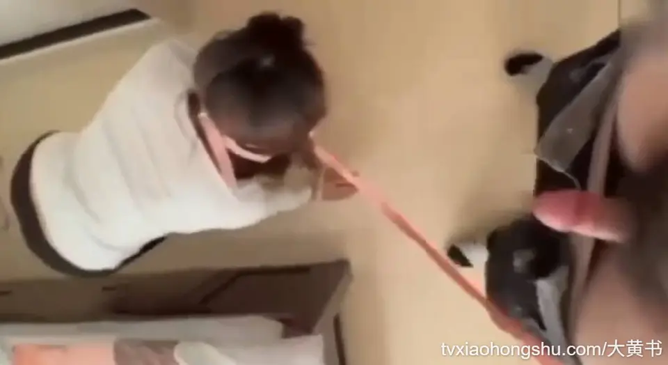 乱伦岳母，彩礼收太多狗爬式调教老骚逼