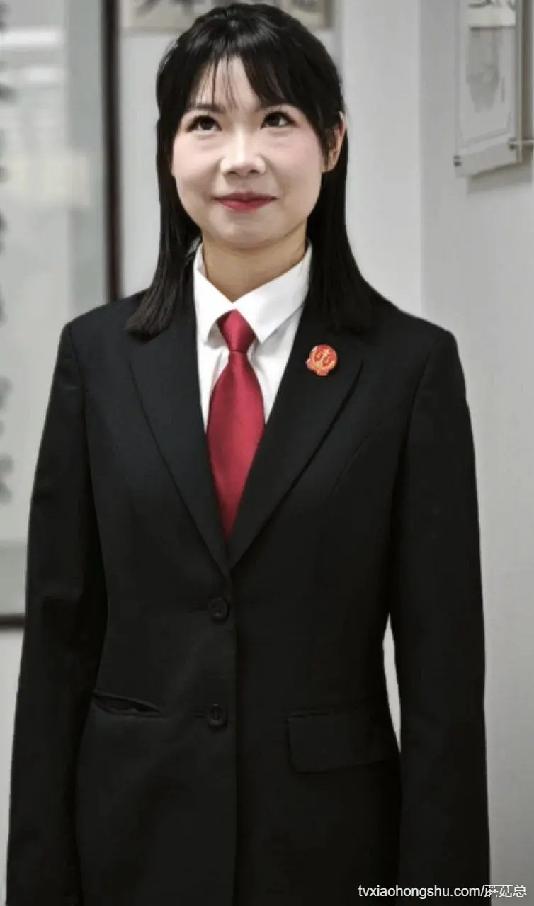 网友投稿：投稿反差法官，人前穿制服人后当母狗