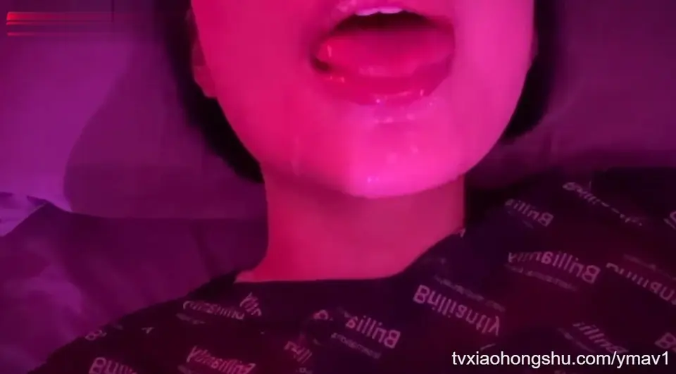 台湾推特女网红她把手机塞到奶子里摇奶给我看