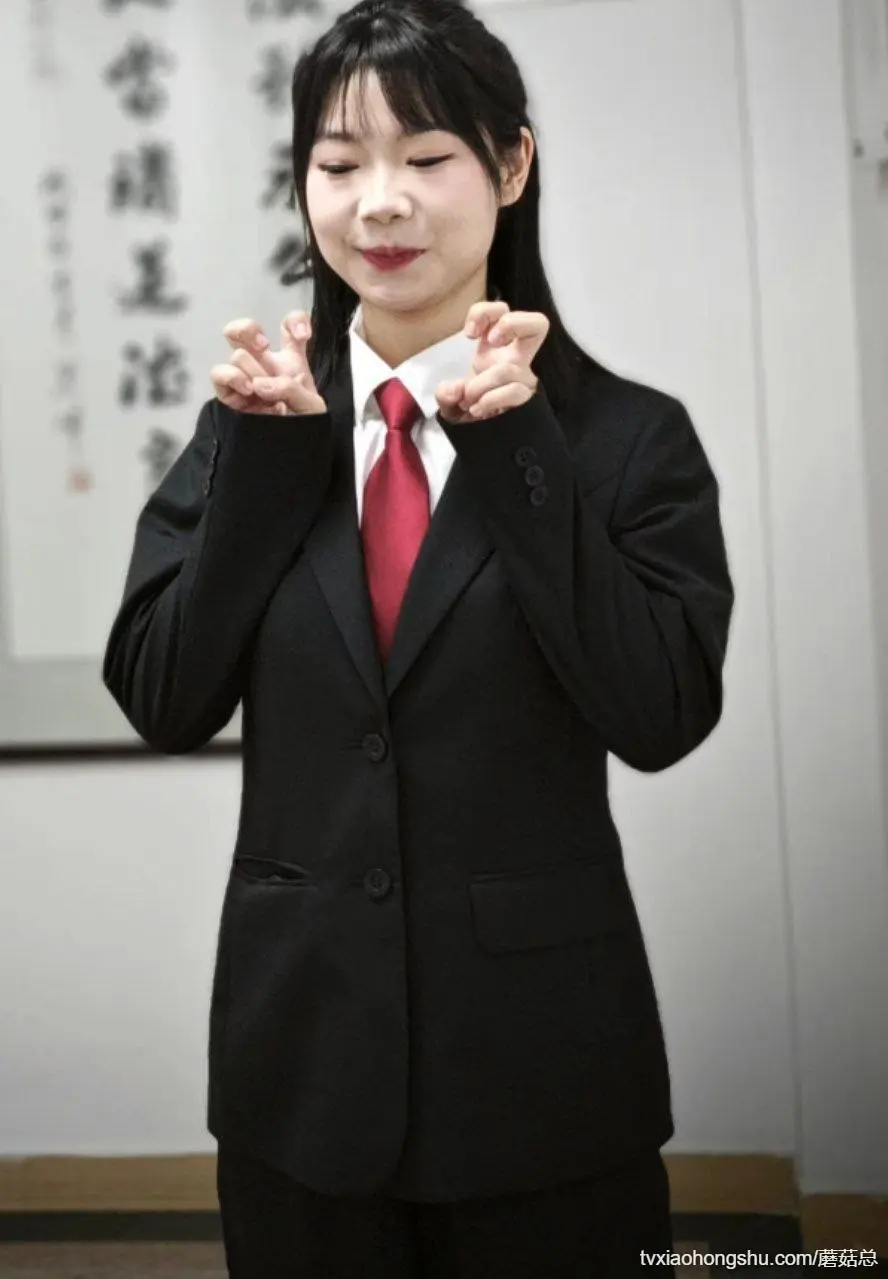网友投稿：投稿反差法官，人前穿制服人后当母狗