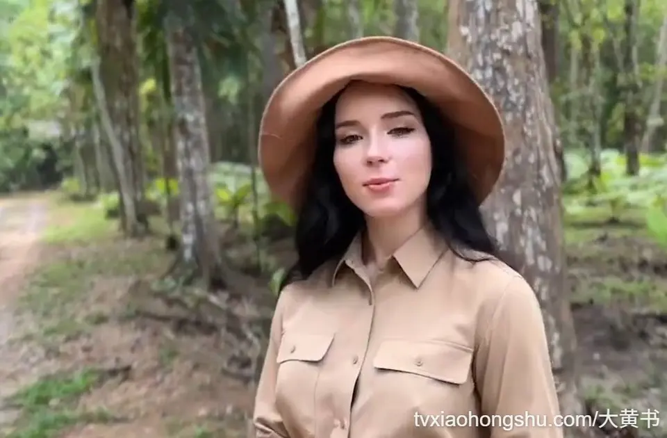 小狐狸 在登山时肉棒被蛇咬了 温柔的向导用两张嘴吸出来 野战制服露出女神