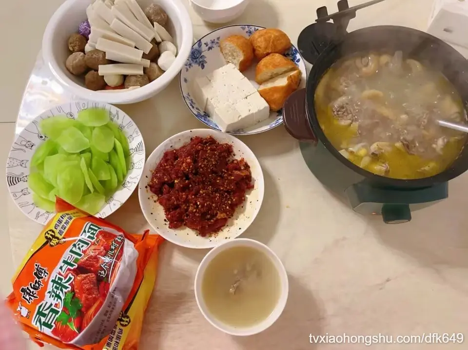 自己先吃个火锅垫吧垫吧