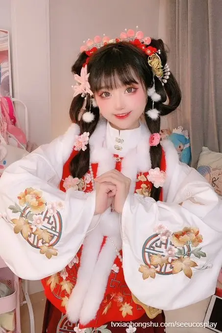 🥰今天是新年！  我穿了一件红色的汉服！🏮🧨