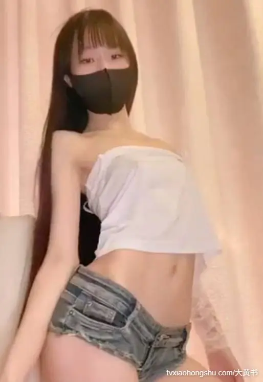 八月白t短裤自慰