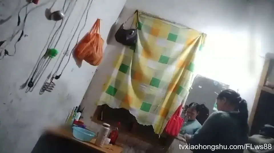 城中村找两位熟女大妈无套内射，她的水比你的多，两位熟女大妈散发着淫荡的气息