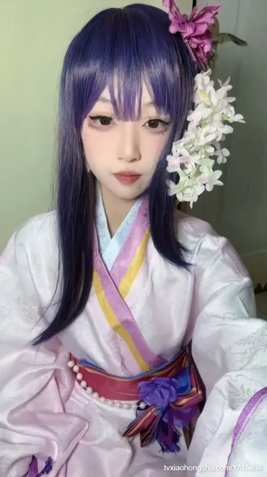 绝美萝莉cosplay系列，兽状玩具插入竟然喷尿了！