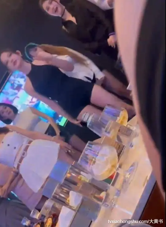 玩归玩闹归闹，大哥你可别拍照商K里醉一醉忧愁烦恼全没有！